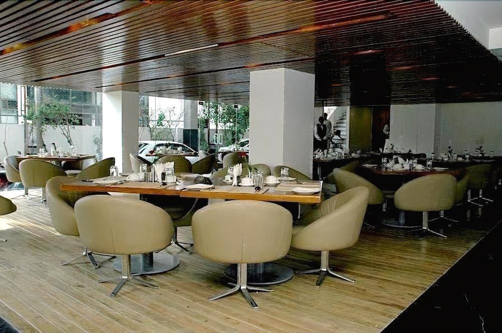 Monarch Luxur - Infantry Road Hotell Bangalore Exteriör bild