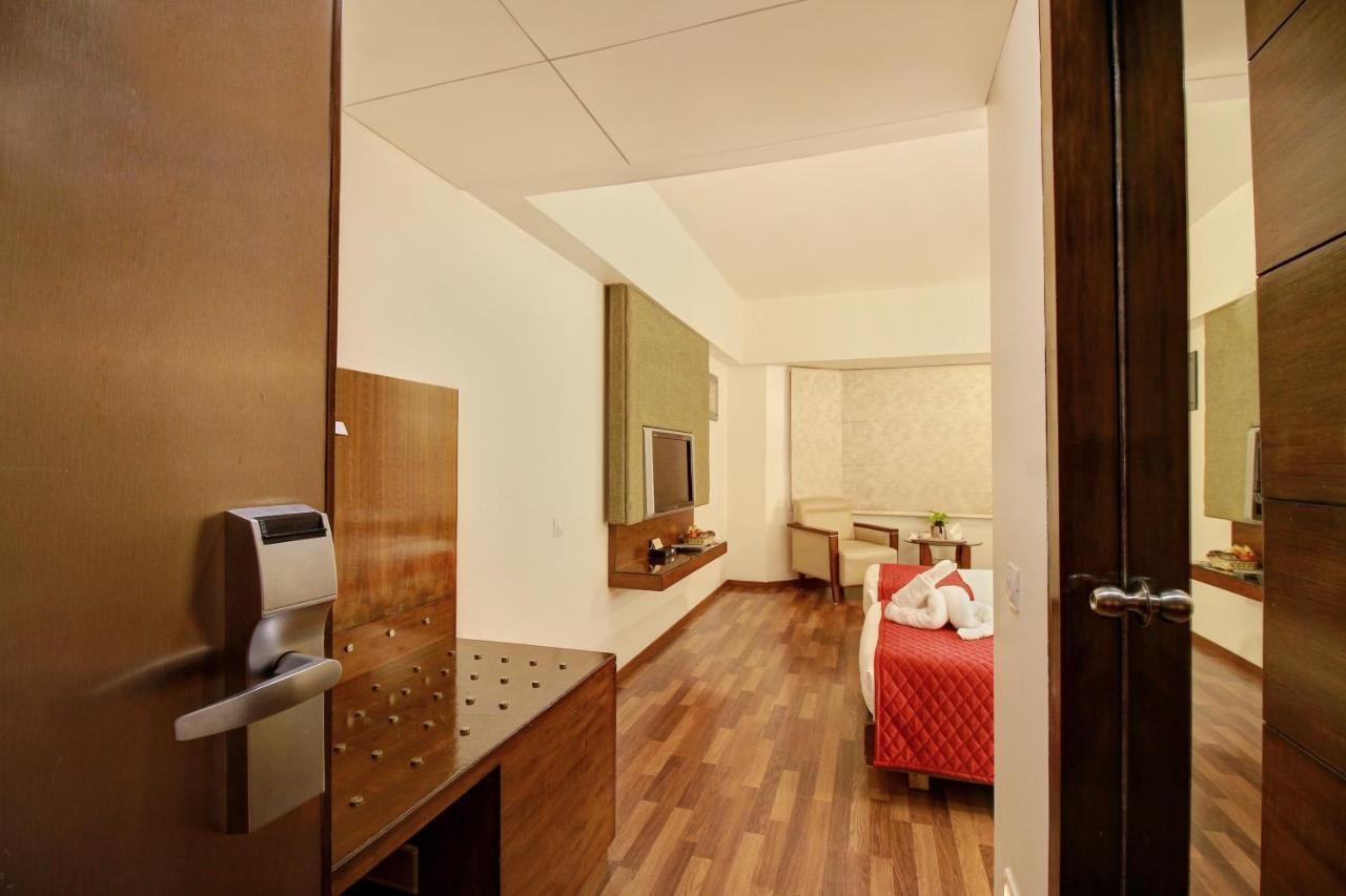 Monarch Luxur - Infantry Road Hotell Bangalore Exteriör bild