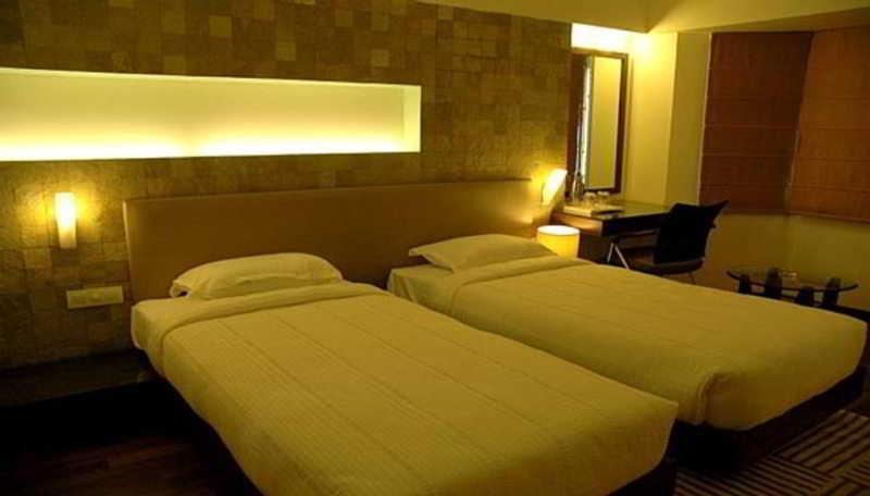 Monarch Luxur - Infantry Road Hotell Bangalore Exteriör bild