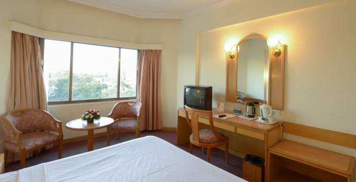 Monarch Luxur - Infantry Road Hotell Bangalore Exteriör bild