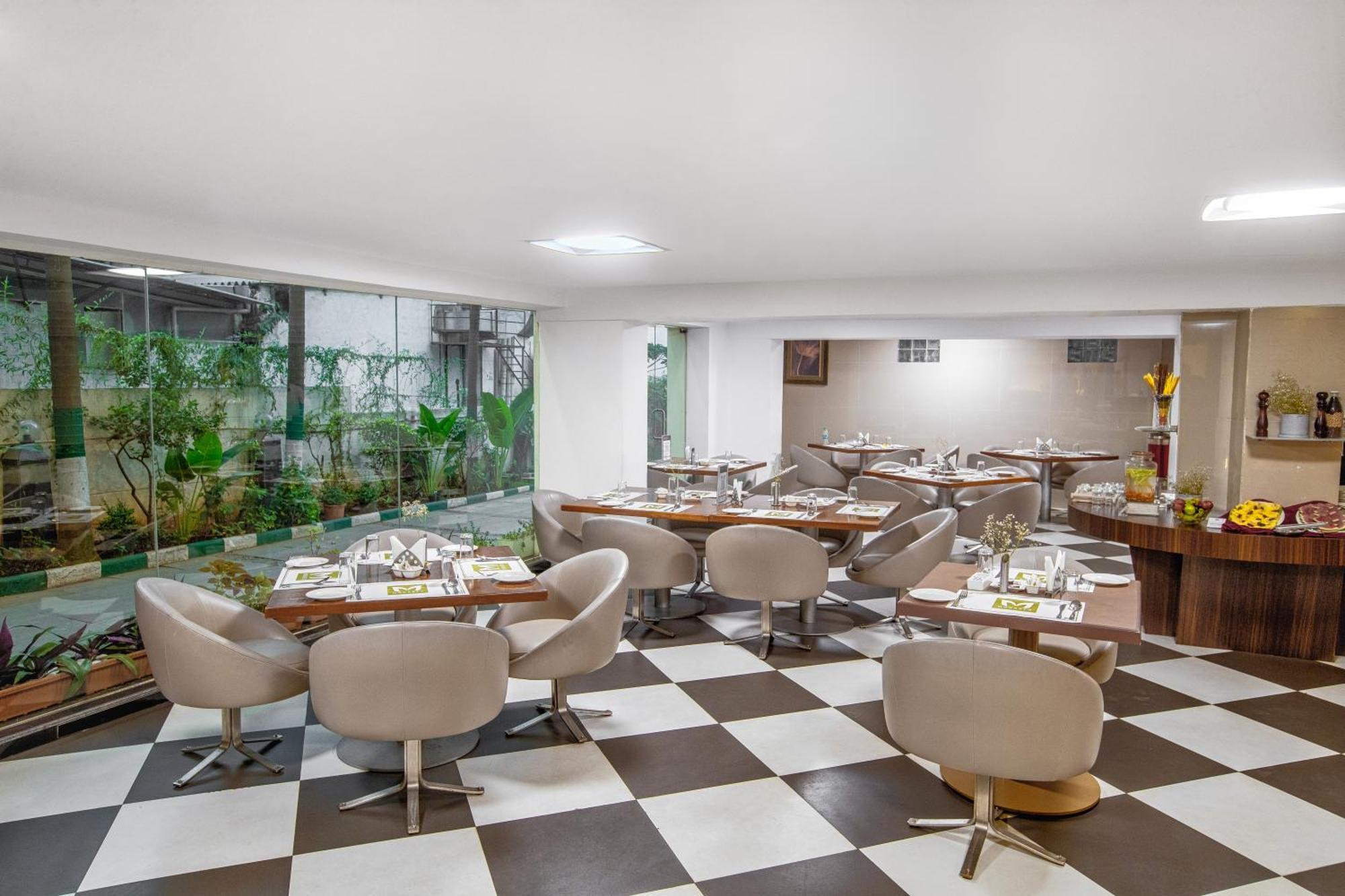 Monarch Luxur - Infantry Road Hotell Bangalore Exteriör bild