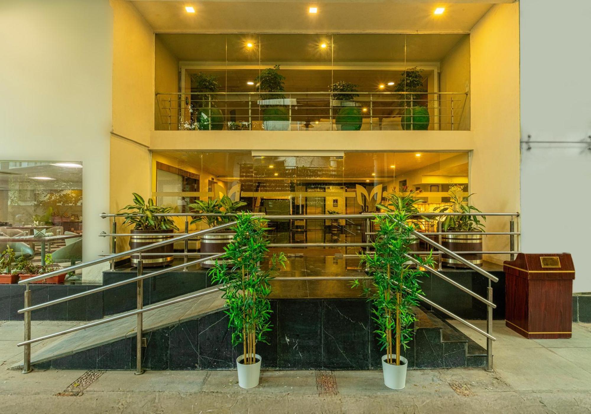 Monarch Luxur - Infantry Road Hotell Bangalore Exteriör bild
