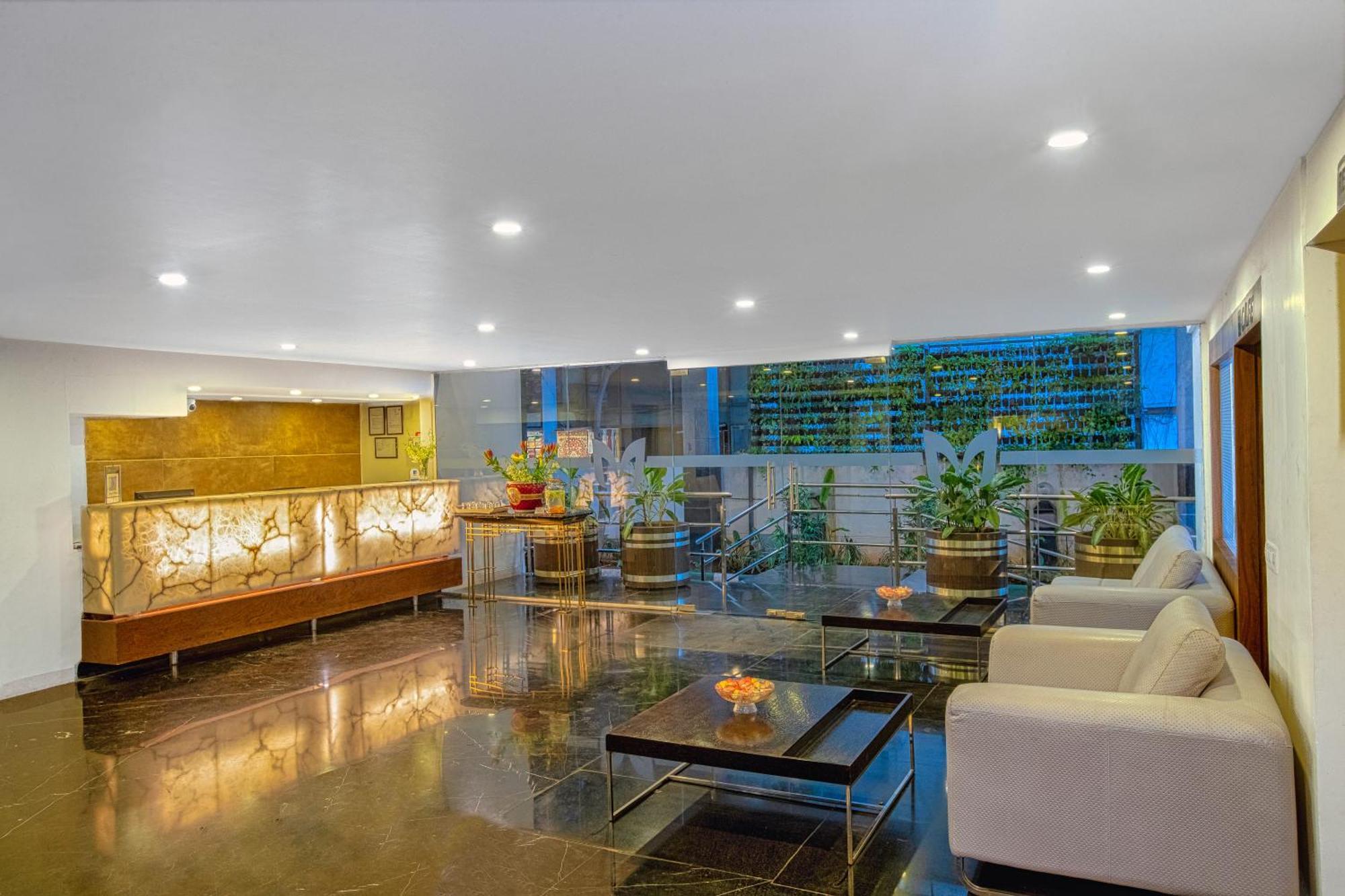 Monarch Luxur - Infantry Road Hotell Bangalore Exteriör bild