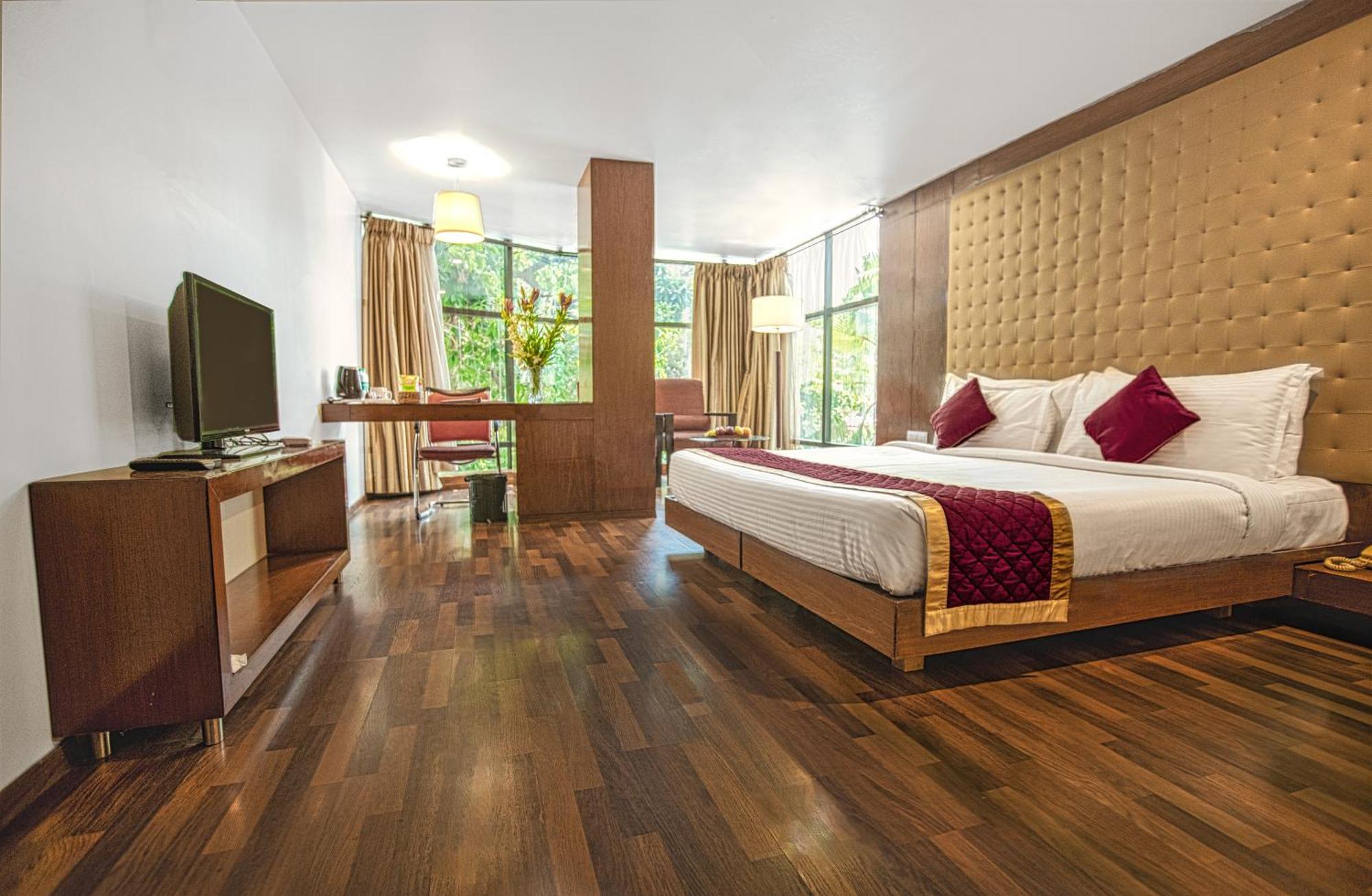 Monarch Luxur - Infantry Road Hotell Bangalore Exteriör bild