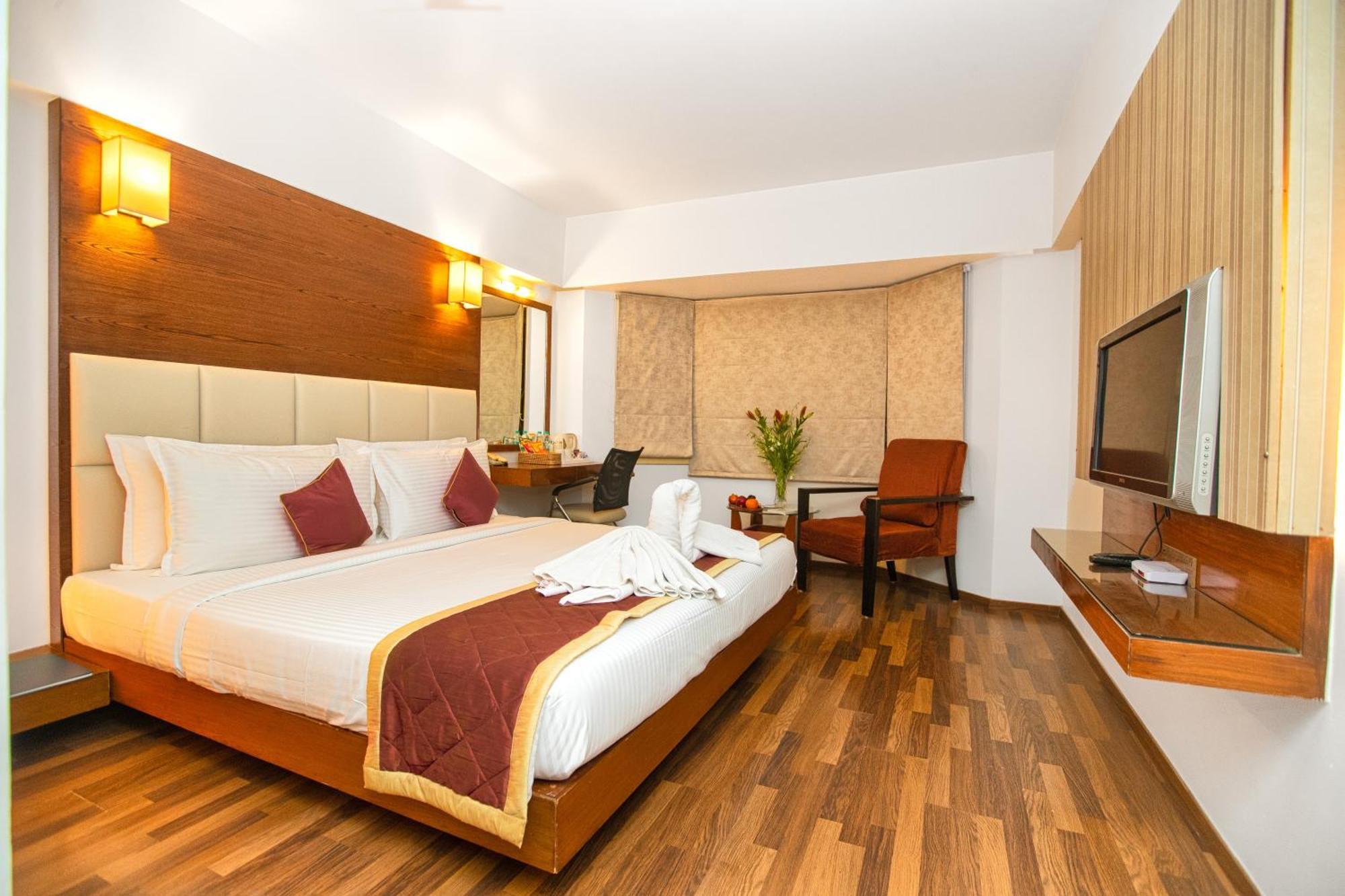 Monarch Luxur - Infantry Road Hotell Bangalore Exteriör bild