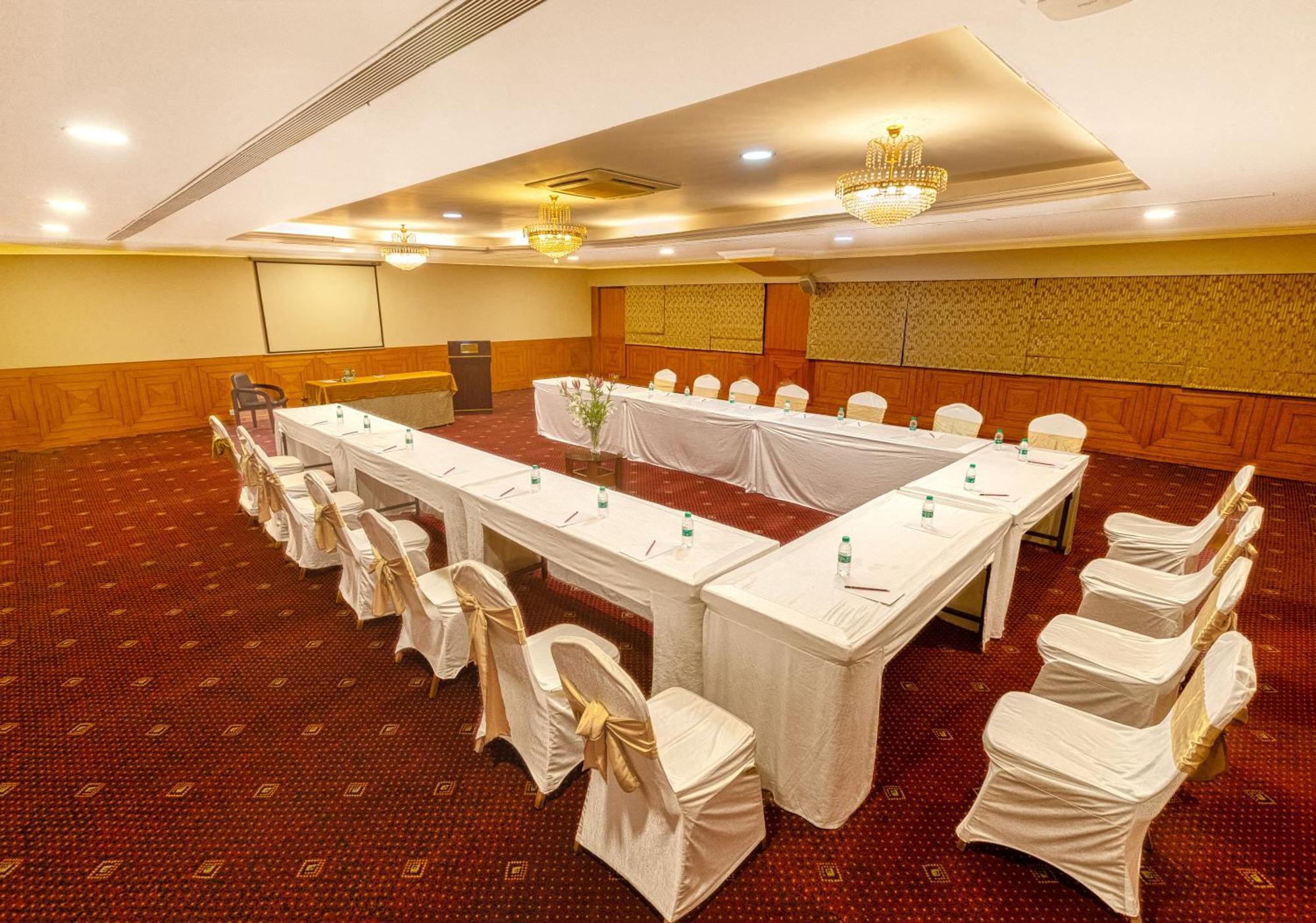 Monarch Luxur - Infantry Road Hotell Bangalore Exteriör bild