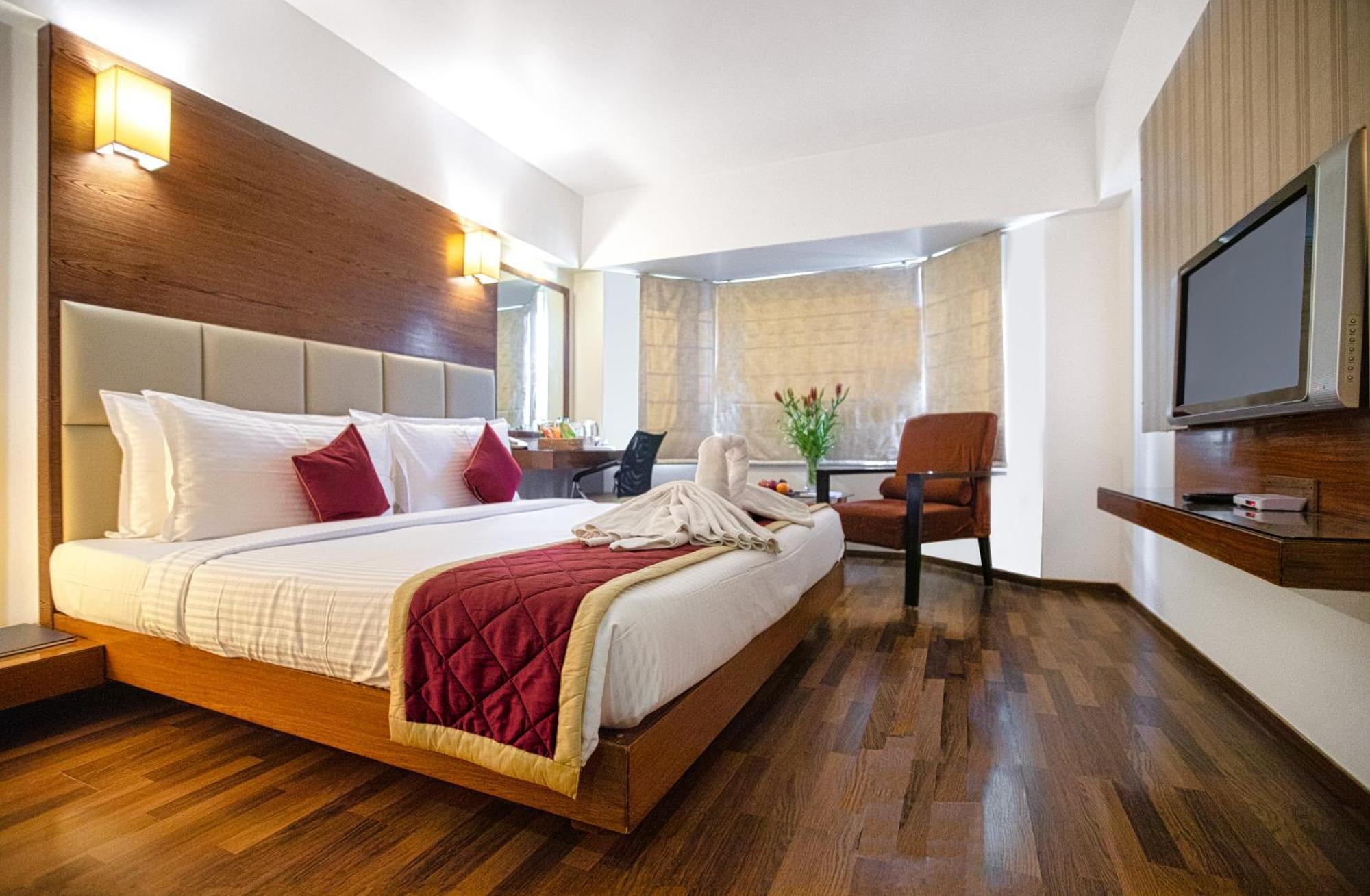 Monarch Luxur - Infantry Road Hotell Bangalore Exteriör bild