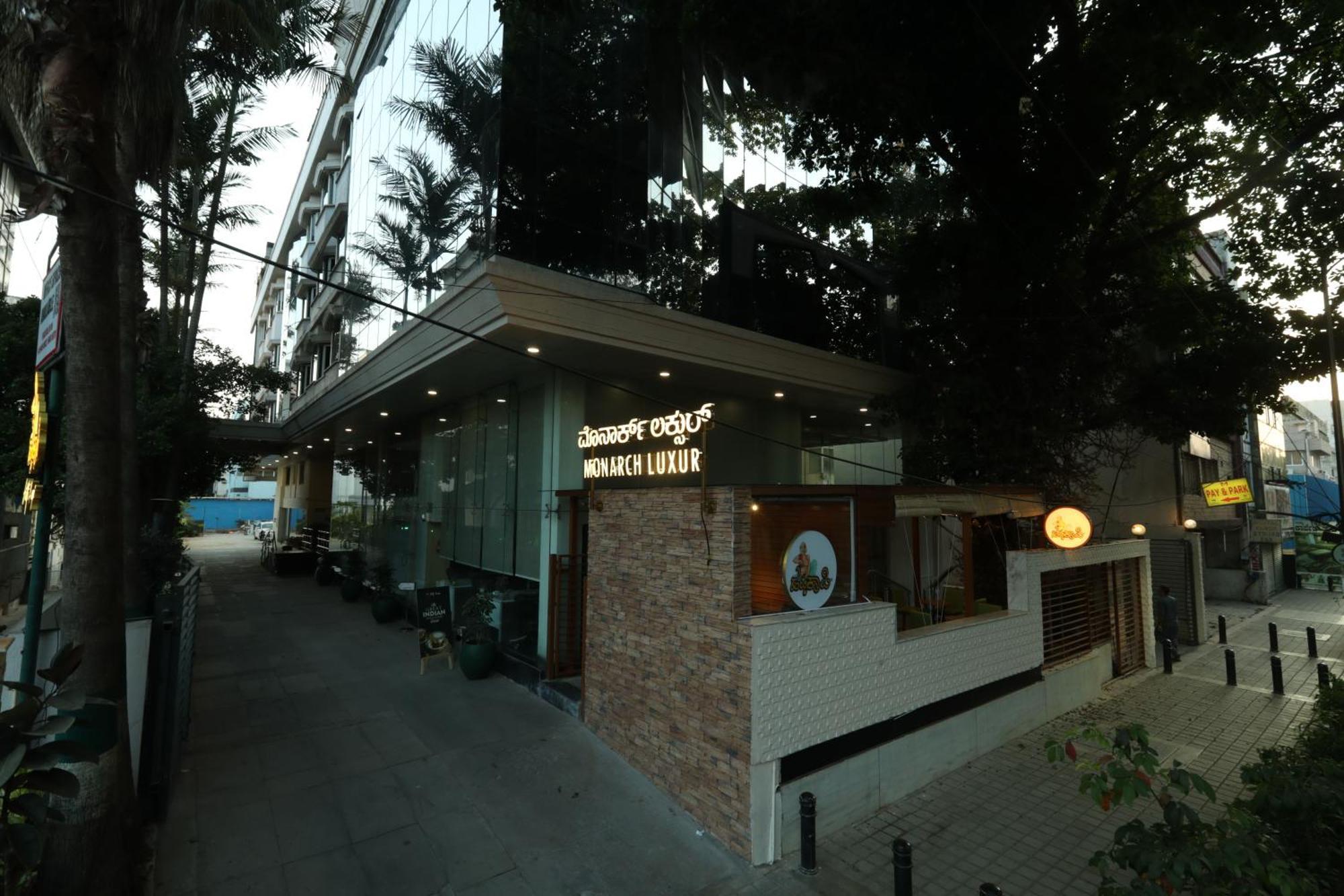 Monarch Luxur - Infantry Road Hotell Bangalore Exteriör bild