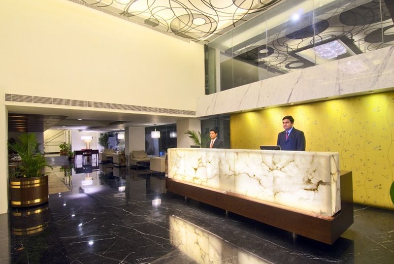 Monarch Luxur - Infantry Road Hotell Bangalore Exteriör bild