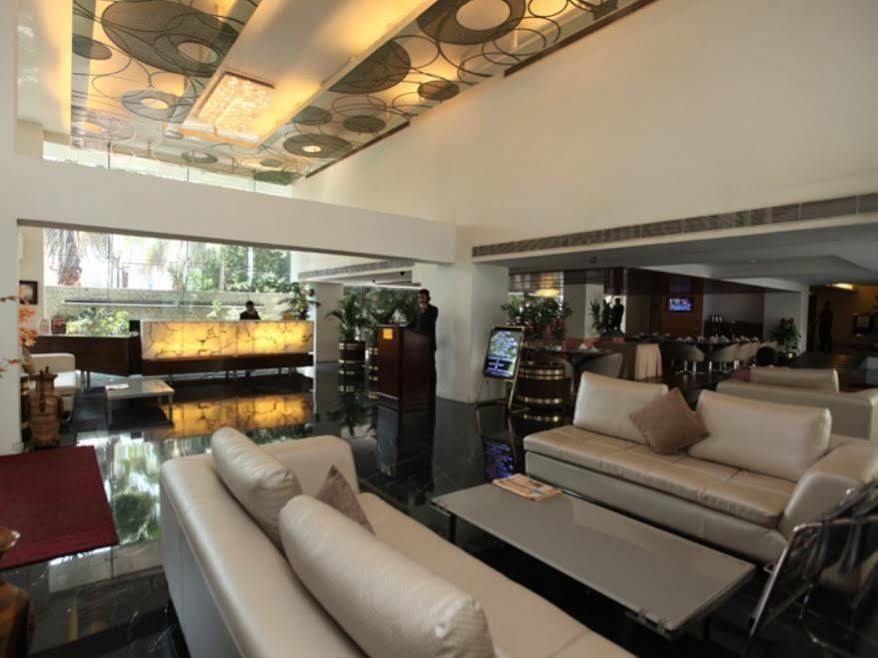 Monarch Luxur - Infantry Road Hotell Bangalore Exteriör bild