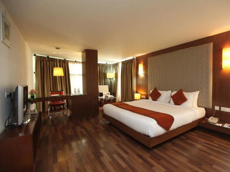 Monarch Luxur - Infantry Road Hotell Bangalore Exteriör bild