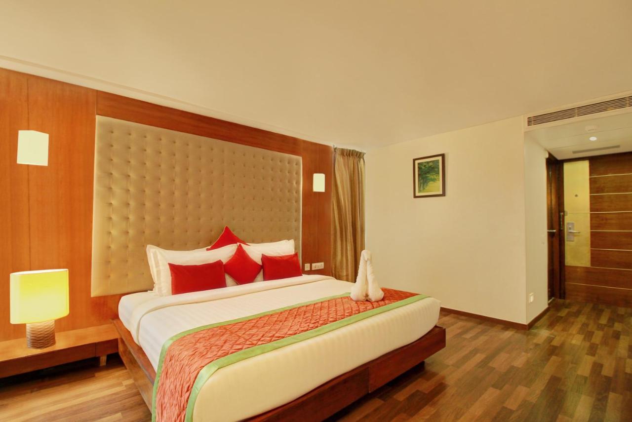 Monarch Luxur - Infantry Road Hotell Bangalore Exteriör bild