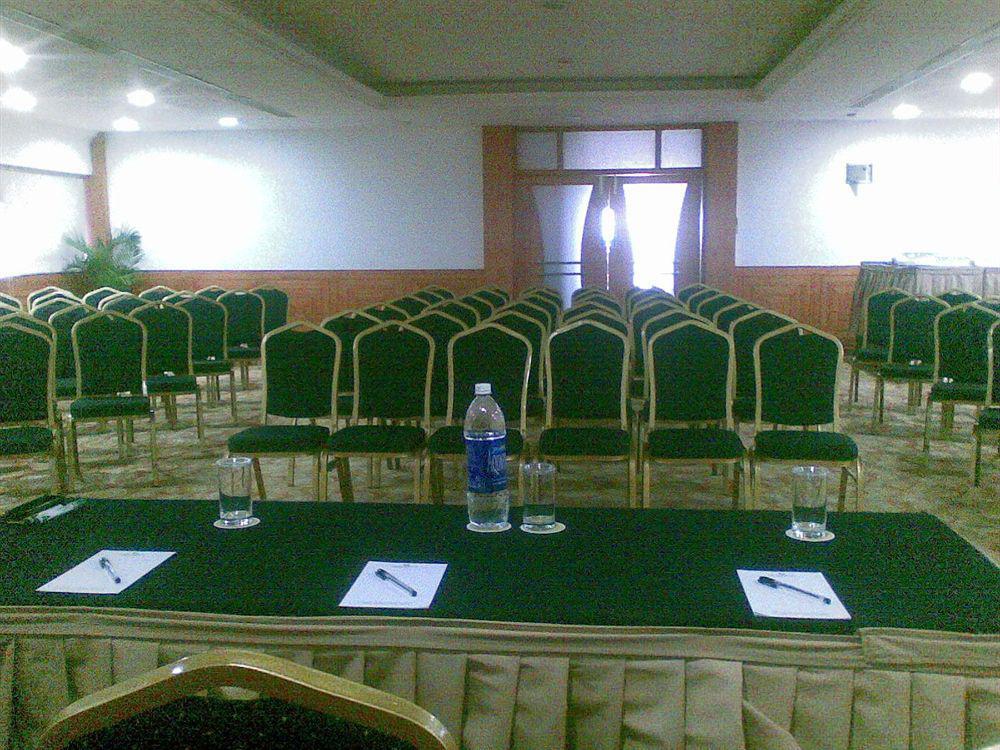 Monarch Luxur - Infantry Road Hotell Bangalore Exteriör bild